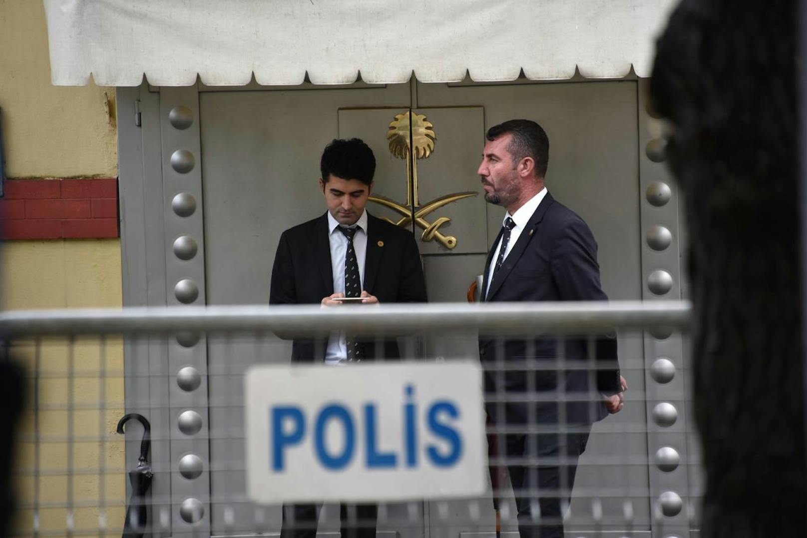 Der Sender berichtete unter Berufung auf das Außenministerium in Ankara, die Ermittler suchten vor allem nach DNA-Spuren des verschwundenen Journalisten.