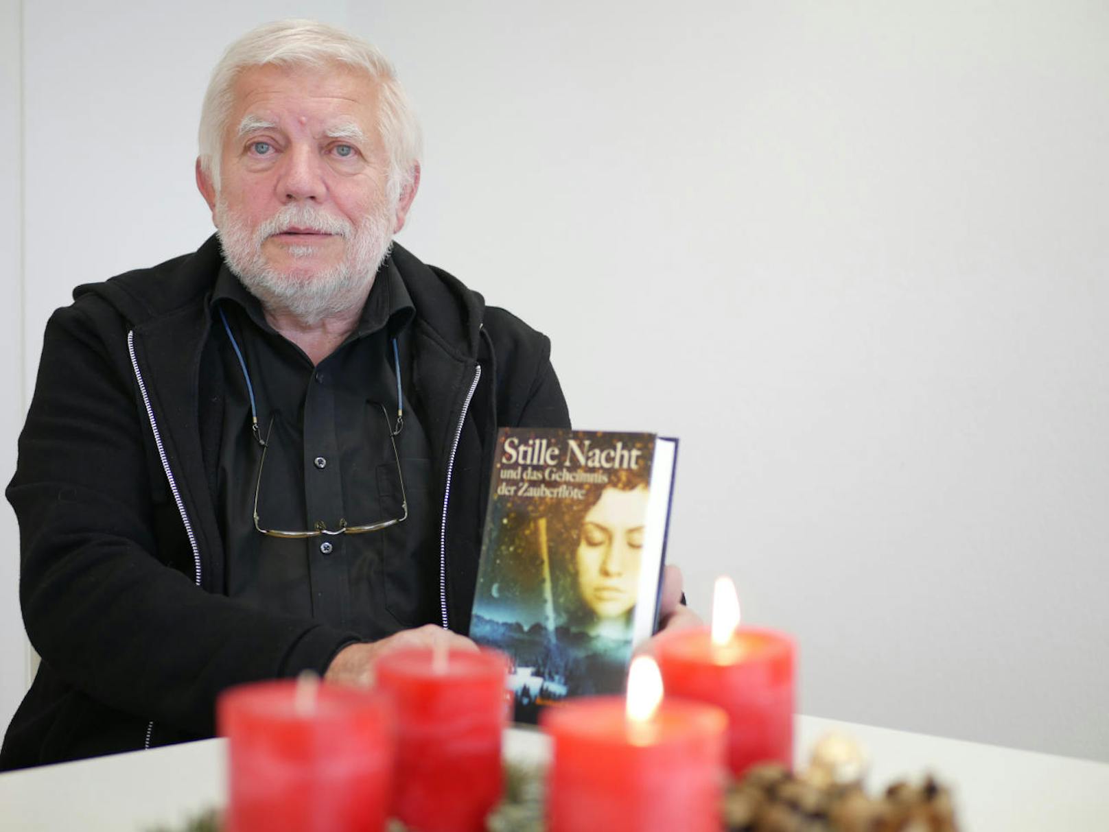 Reinhard Schwabenitzky stellt sein erstes Buch "Stille Nacht und das Geheimnis der Zauberflöte" vor.