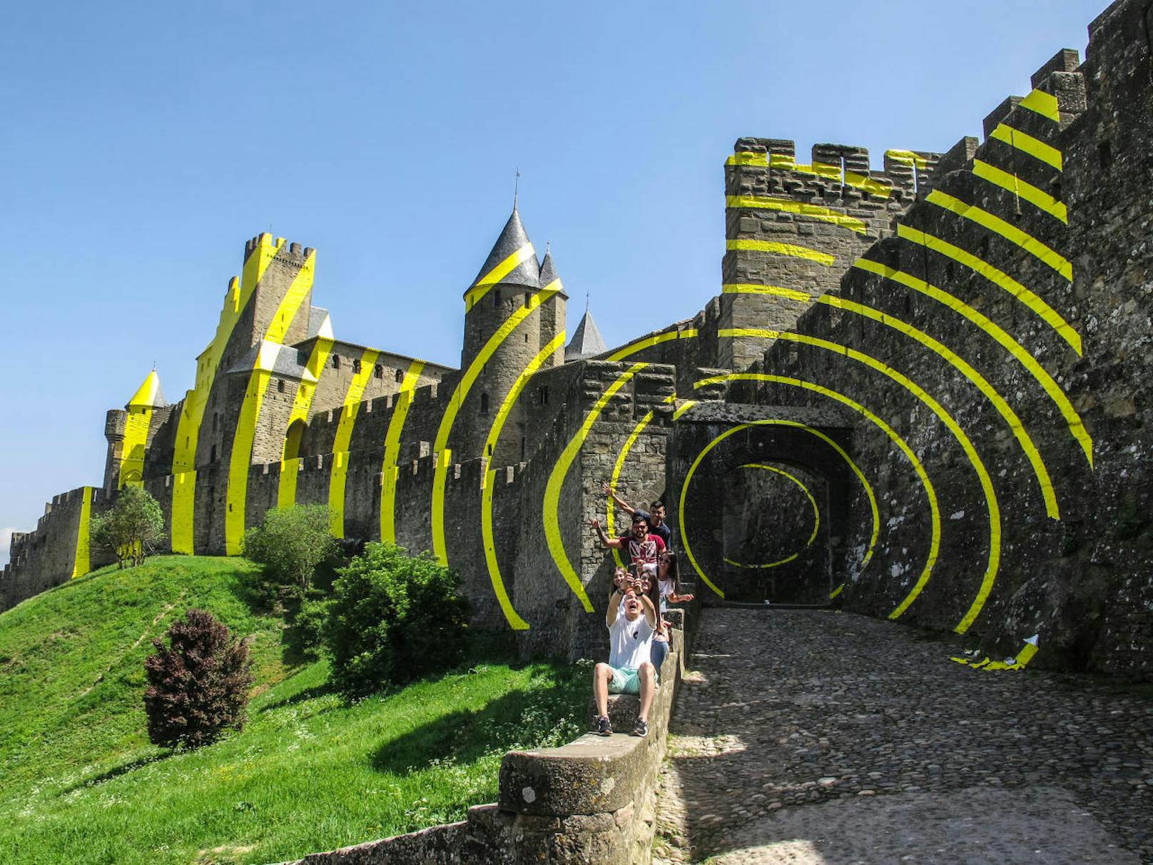 ... über der gleichnamigen Stadt im Südwesten von Frankreich. Der Schweizer Künstler Felice Varini legte riesige, gelbe Kreise aus Aluminiumstreifen um die gesamte Festung.