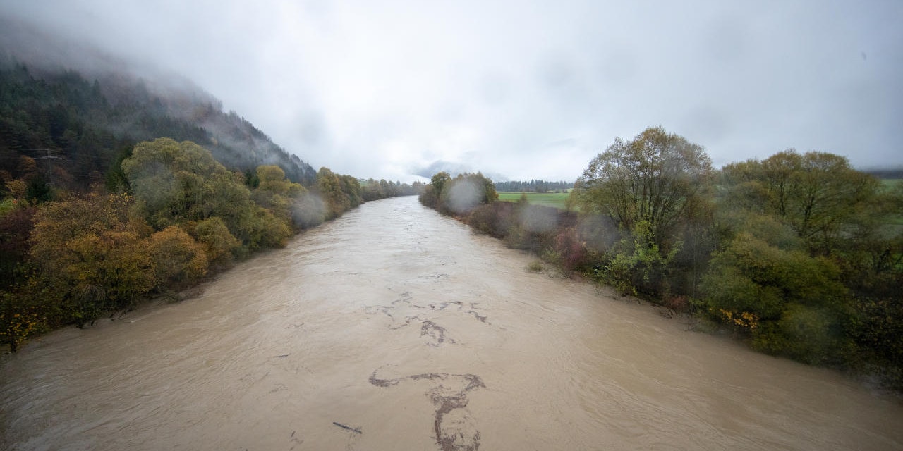 Im Bild: Die stark angeschwollene Drau bei Klebach (Bezirk Spittal/Drau) am 29. Oktober.