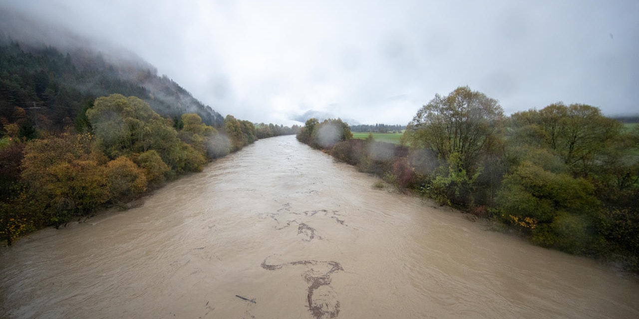 Im Bild: Die stark angeschwollene Drau bei Klebach (Bezirk Spittal/Drau) am 29. Oktober.