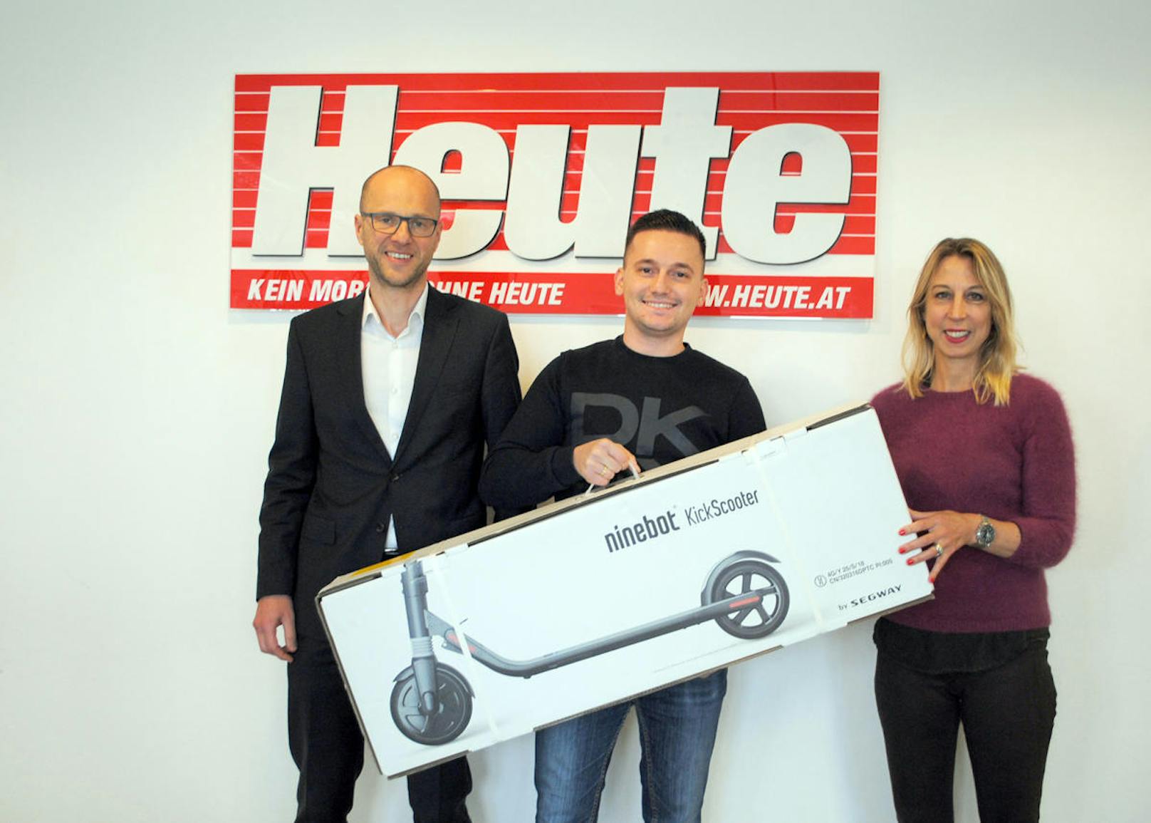 v.l.n.r.: Mag. Alexander Leitner (GF Verkauf Online), E-Scooter Gewinner Benjamin und Mag. Maria Jelenko (Heute.at-Chefredakteurin)