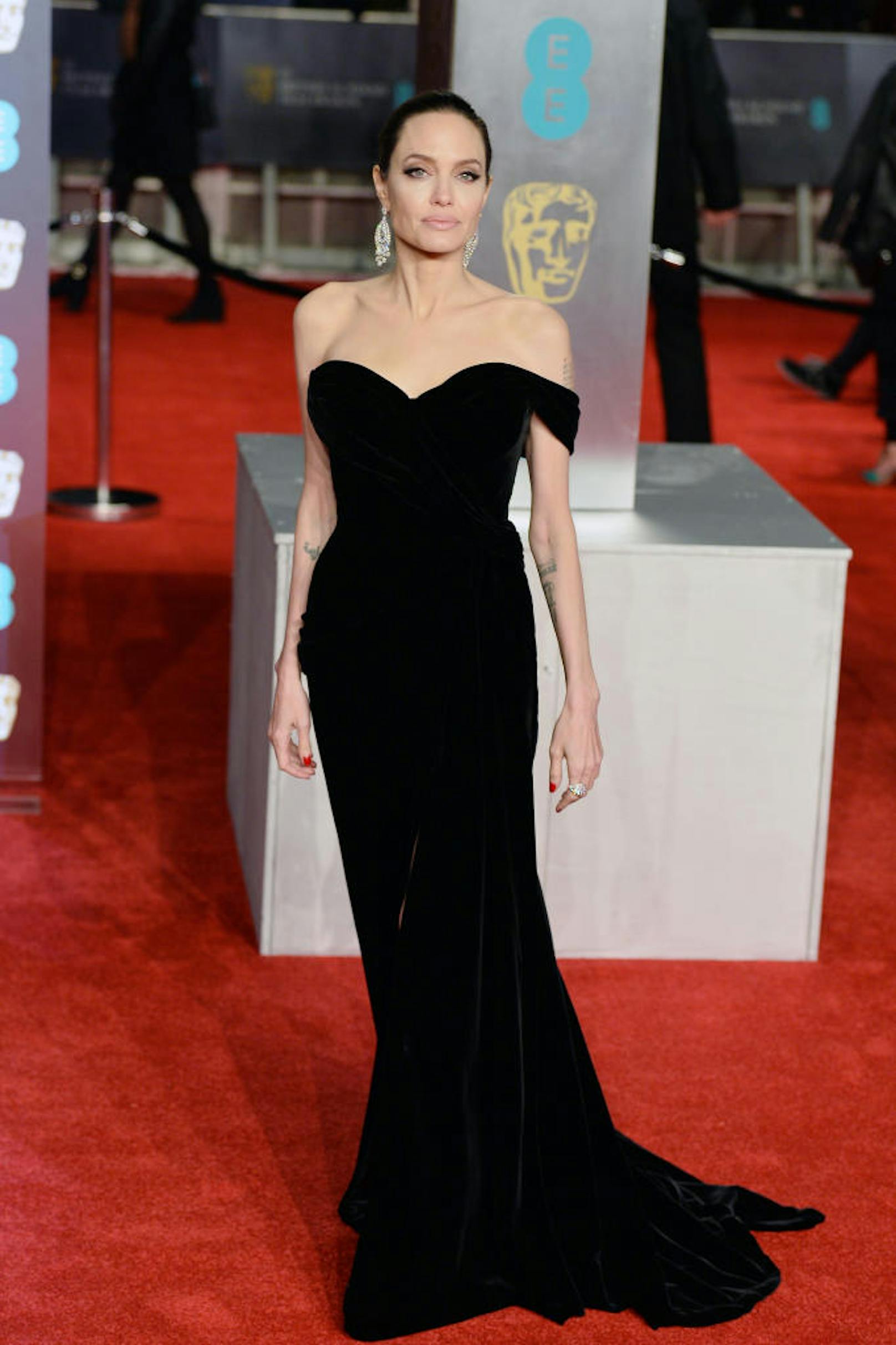 Angelina Jolie kam in einer schwarzen Samtrobe aus dem Hause Ralph & Russo.