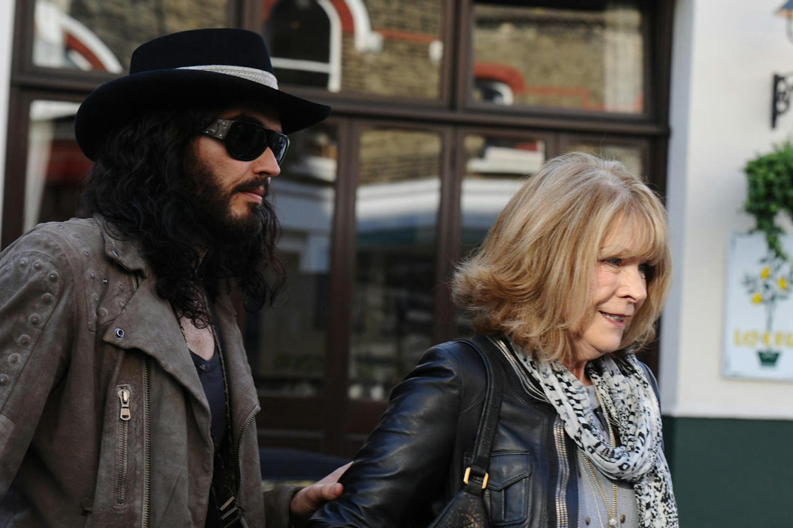 Russell Brand und seine Mutter Barbara am 8. Mai 2012 in Primrose Hill. 