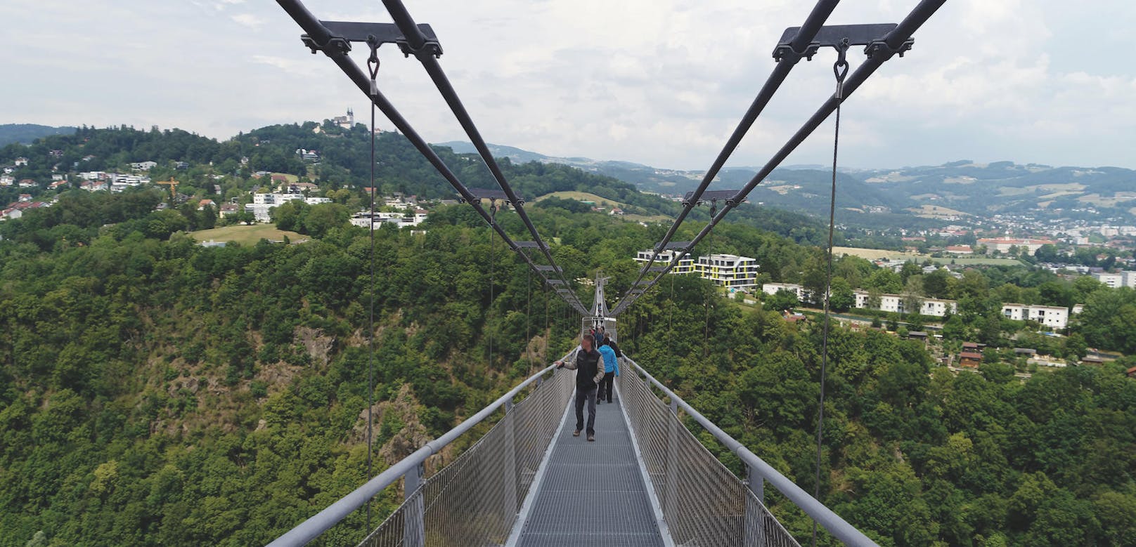 500 Meter lang und 110 Meter hoch soll sie werden. Die neue Hängebrücke in Linz hat es in sich.
