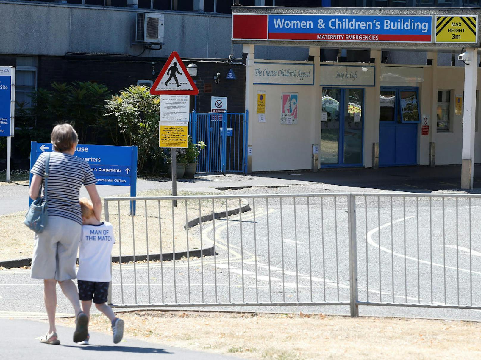 Eine Mitarbeiterin eines Krankenhauses in Großbritannien wird beschuldigt, mehrere Neugeborene getötet zu haben. Das Krankenhaus ...