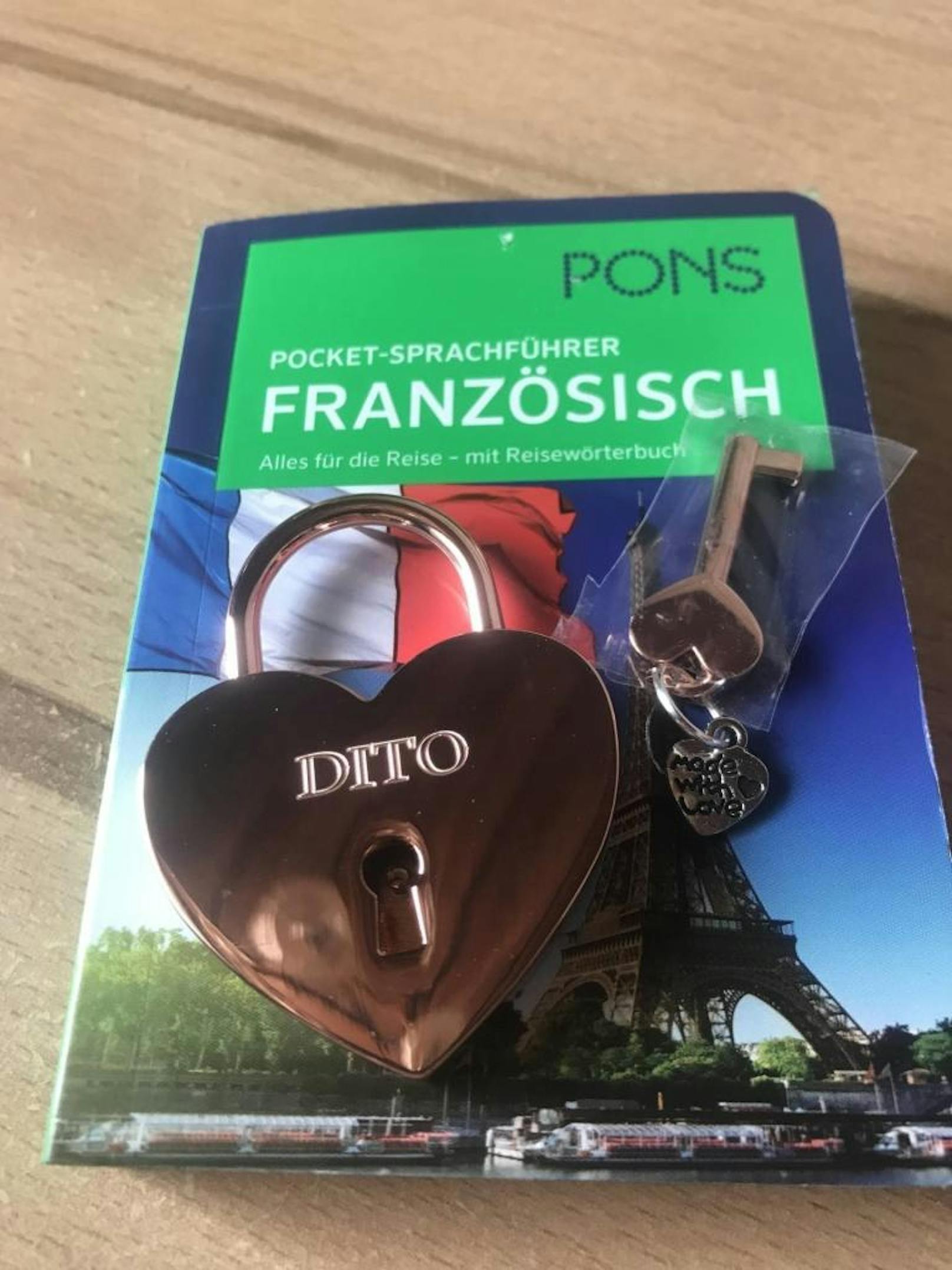 Jonas freut sich auf die Parisreise mit seiner Liebsten: "Dafür schenke ich ihr schon mal ein Liebesschloss und ein Wörterbuch."