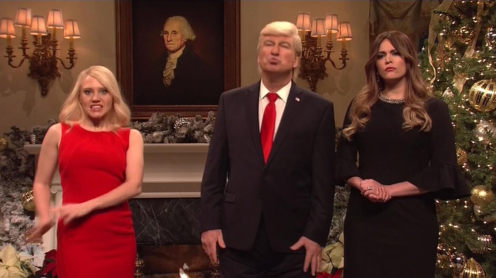 Weihnachten im Weißen Haus a la "Saturday Night Life": v.l.n.r. Sprecherin Kellyann Conway (Kate McKinnon), Donald Trump (Alec Baldwin) und Melania Trump (Cecily Strong) 