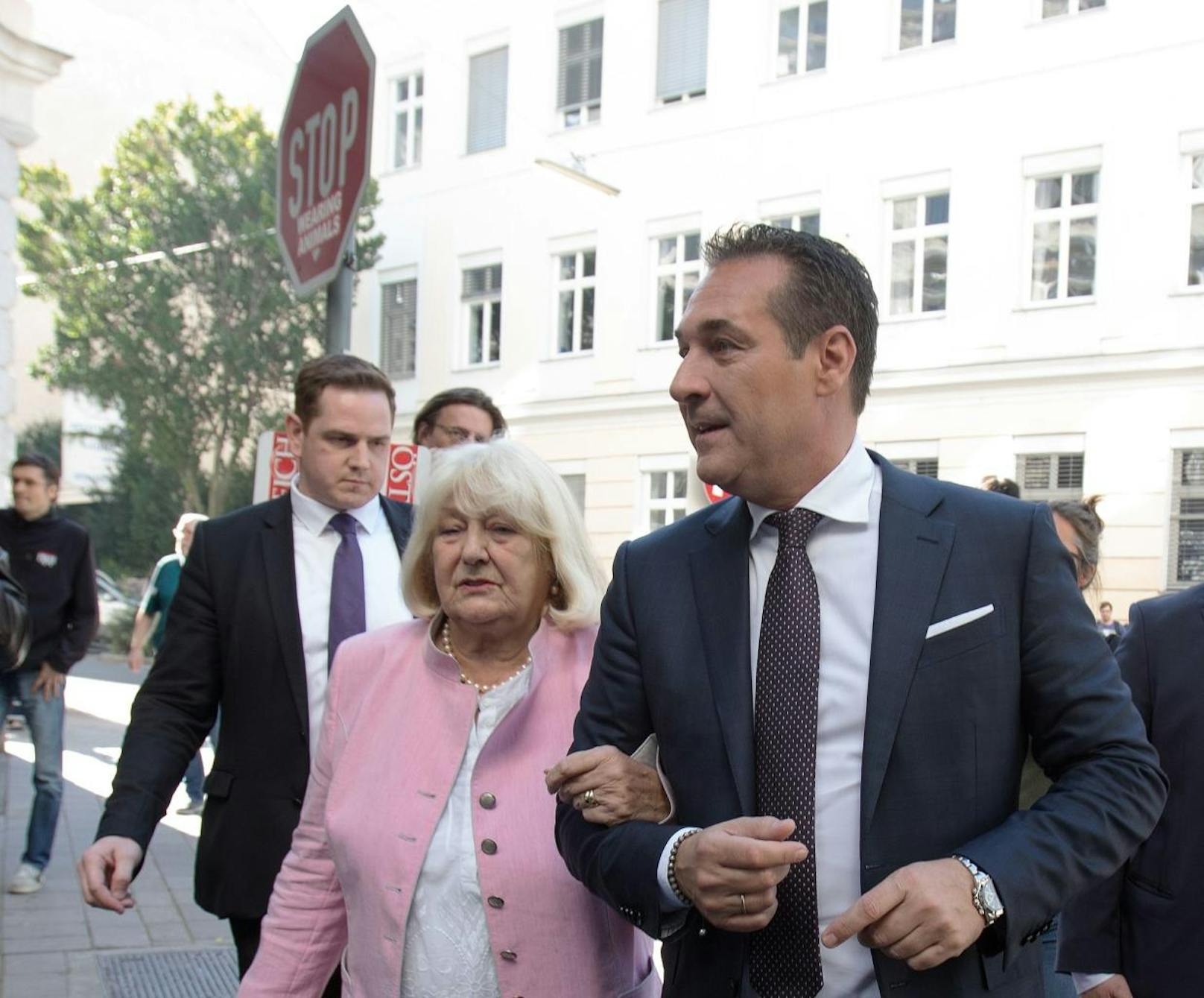 Heinz-Christian Strache wurde bei der Stimmabgabe von seiner Mutter begleitet