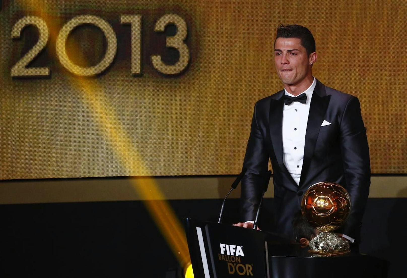 Fünf Jahre nach dem erstmaligen Gewinn ist Ronaldo 2013 wieder Weltfußballer. Als er den Bllon d'Or entgegennimmt, kann er die Tränen vor lauter Emotionen nicht zurückhalten.