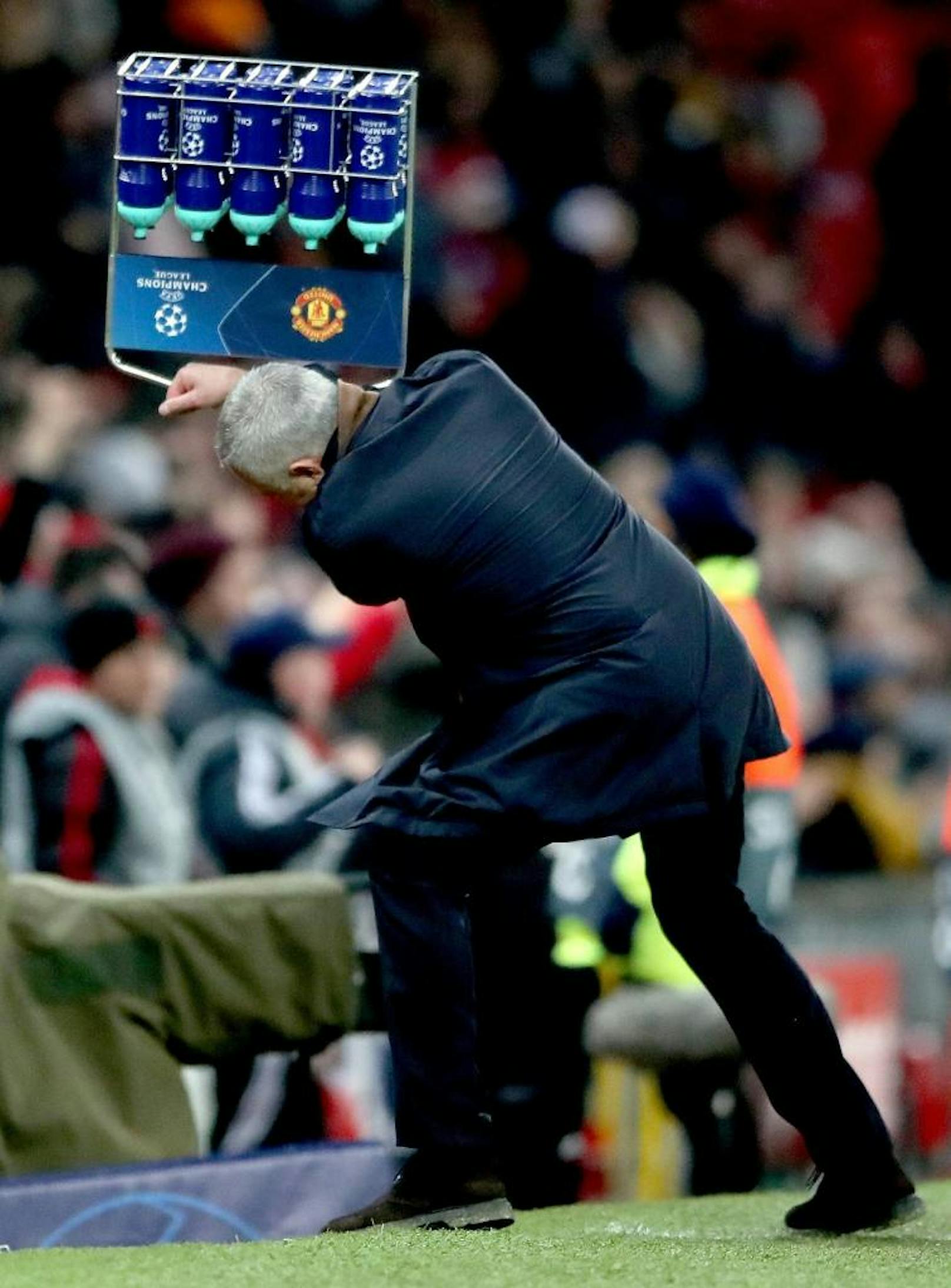 Manchester United schlug YB Bern in der Nachspielzeit. Jose Mourinho ging beim Jubel auf seine Flaschen los, herzte schließlich aber auch noch den Siegestorschützen Marouane Fellaini.