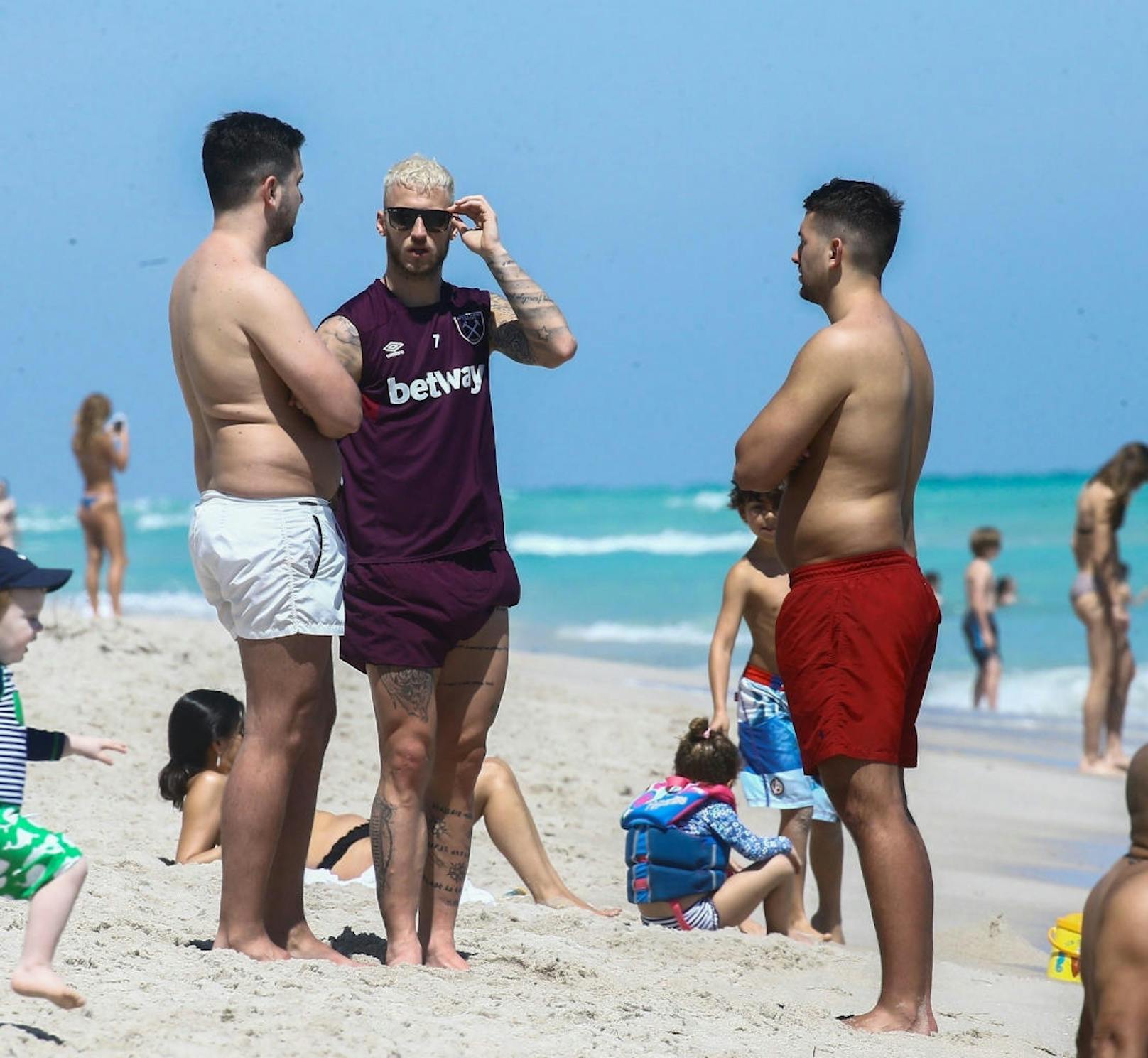 Marko Arnautovic plaudert entspannt am Miami Beach. Er reiste mit West-Ham-Kollegen in die USA.