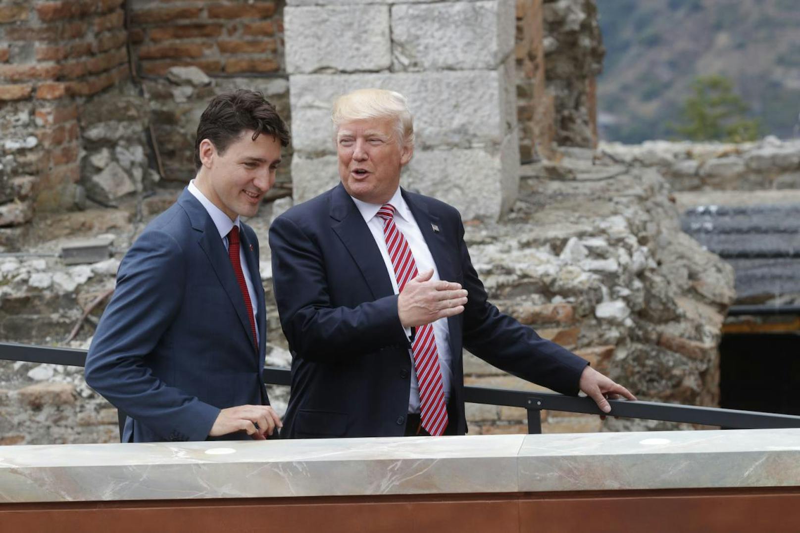 Nafta ist ein Freihandelsabkommen zwischen den drei nordamerikanischen Ländern: Der kanadische Präsident Trudeau (l.) vor den Verhandlungen mit Trump.