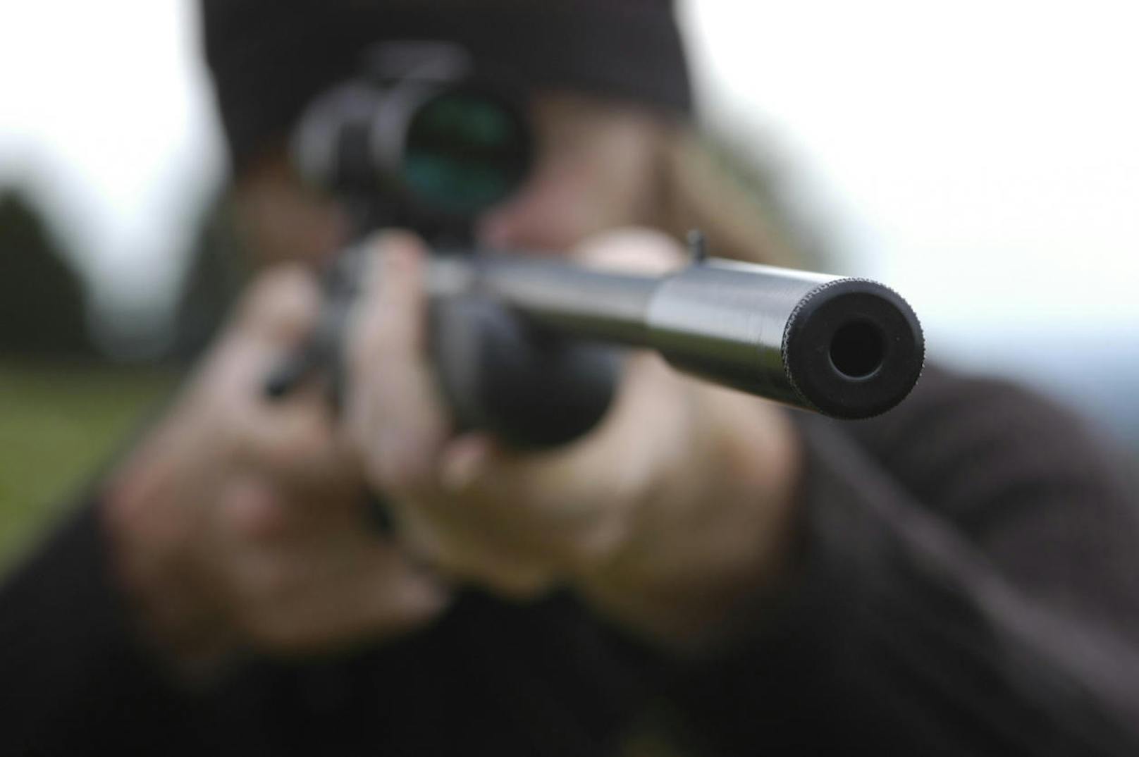 <b>Verboten: </b><b>Schalldämpfer </b> und <b>Gewehrscheinwerfer</b>. Eine Ausnahme für erstere wird es ab 1. Jänner 2019 für Jäger geben. Davon erhofft man sich die Vermeidung von Gehörschäden.