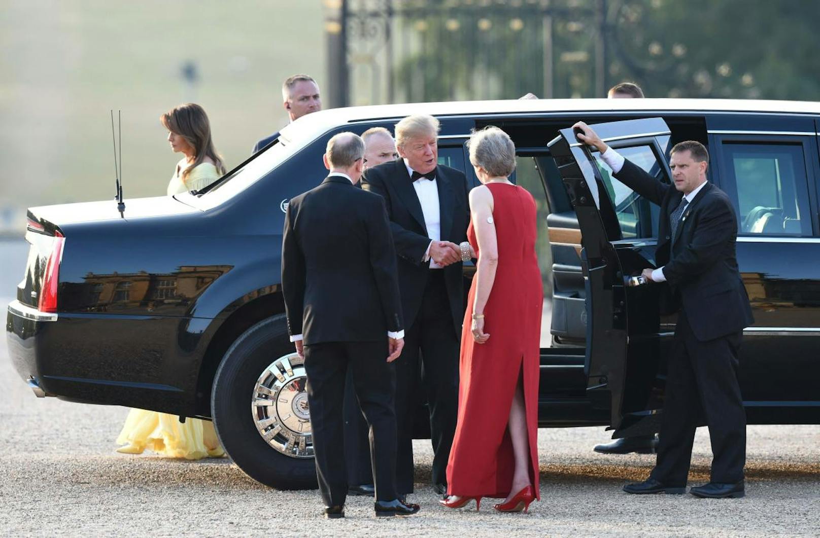 First <b>Lady Melania</b> und US-Präsident <b>Donald Trump</b> wurden von Premierministerin <b>Theresa May</b> und ihrem Gatten <b>Philip May</b> in Blenheim Palace, dem Geburtsort von Winston Churchill zum Staatsdinner empfangen (12. Juli 2018).