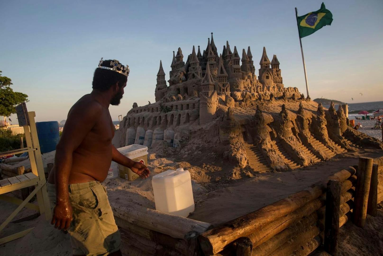 Marcio Mizael Matolias baute die Sandburg vor 22 Jahren am Strand der brasilianischen Metropole.
