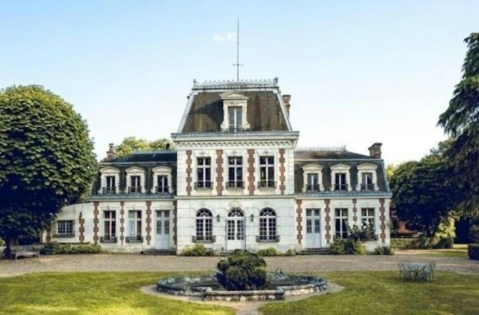 <b>Château de la Chauverie, Saint-Georges-sur-Cher, Frankreich</b>
Rund zwei Autostunden von Paris entfernt steht dieses zauberhafte Schlösschen in der Loire-Region, die für ihre zahlreichen Burgen bekannt ist.