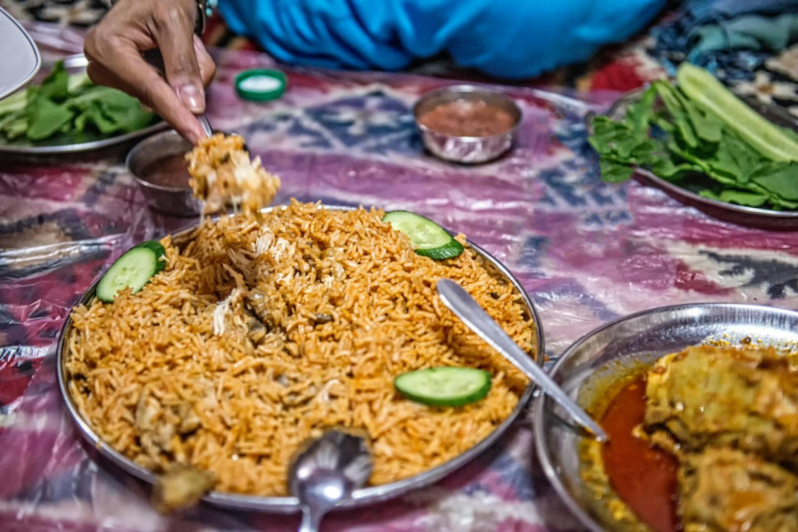 Der Verzehr eines traditionellen Machboos (Kabsa) dürfte einer Gruppe Bauarbeiter in den Vereinigten Arabischen Emiraten noch Monate später sauer aufstoßen - das Essen enthielt nämlich andere Zutaten als gedacht.