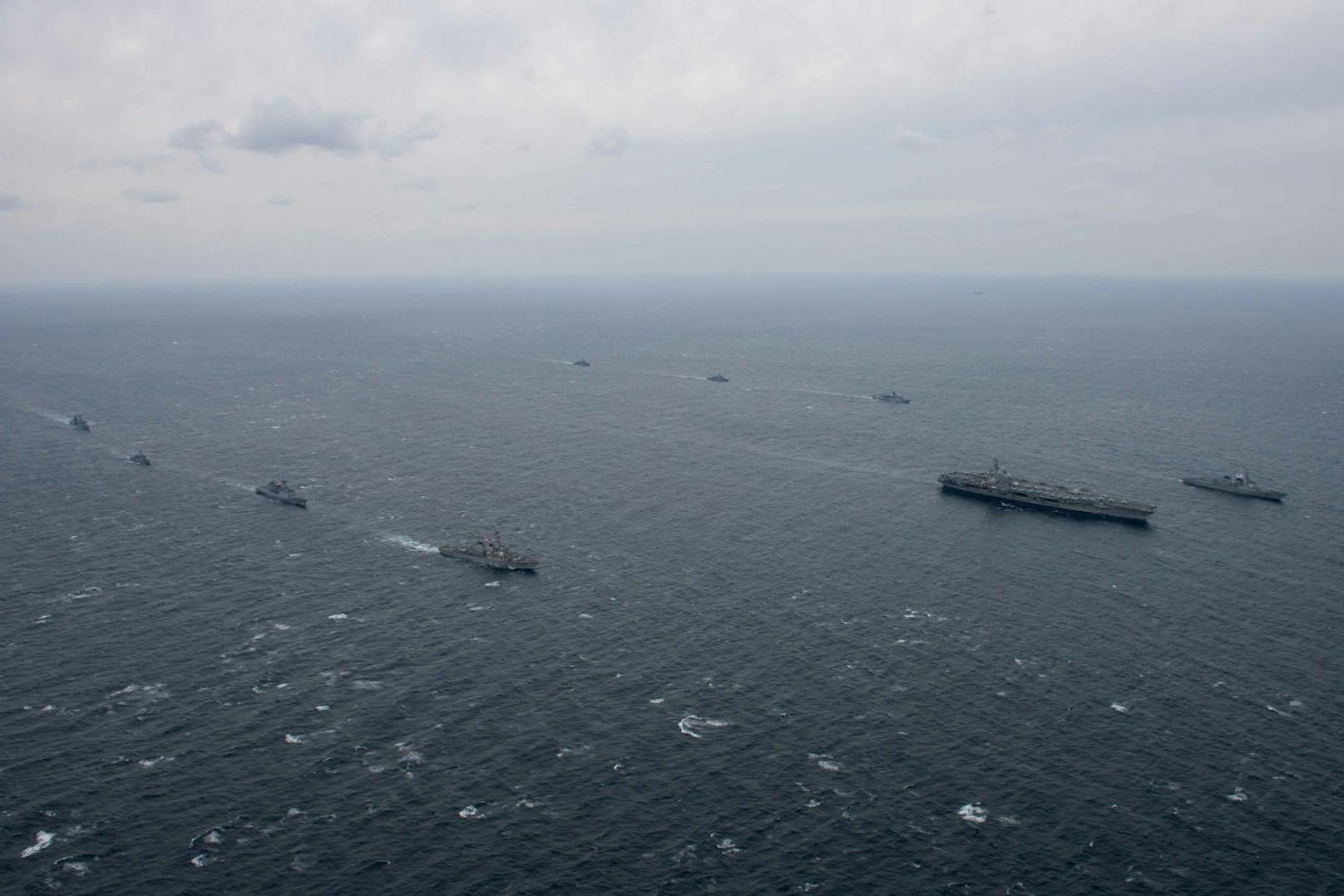 Der US-Flugzeugträger USS Ronald Reagan kreuzt vor der nordkoreanischen Küste.
