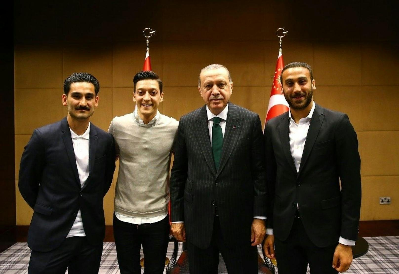 Posieren in London mit dem türkischen Staatspräsidenten Recep Tayyip Erdogan: So sorgen die Fußballer Cenk Tosun (r.), Mesut Özil (2.v.l.) und Ilkay Gündogan (l.) für Gesprächsstoff.