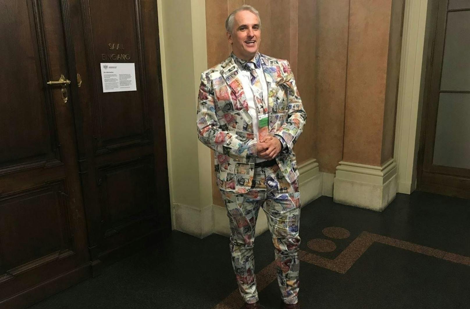 Anwalt Michael Dohr (er vertritt einen ehemaligen Porr-Mitarbeiter) ist bekannt für seine ausgefallenen Outfits.