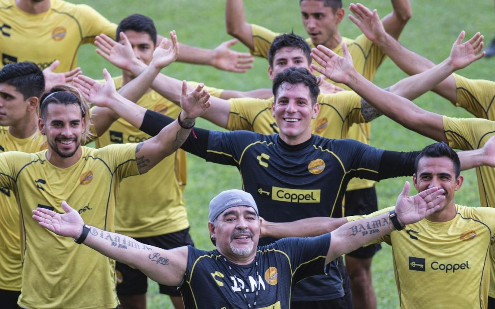 Diego Maradona verbreitete in seiner ersten Einheit als Coach von Dorados de Sinaloa gute Stimmung. Zwischendurch gönnte er sich barfuß auf dem Feld eine kleine Auszeit.