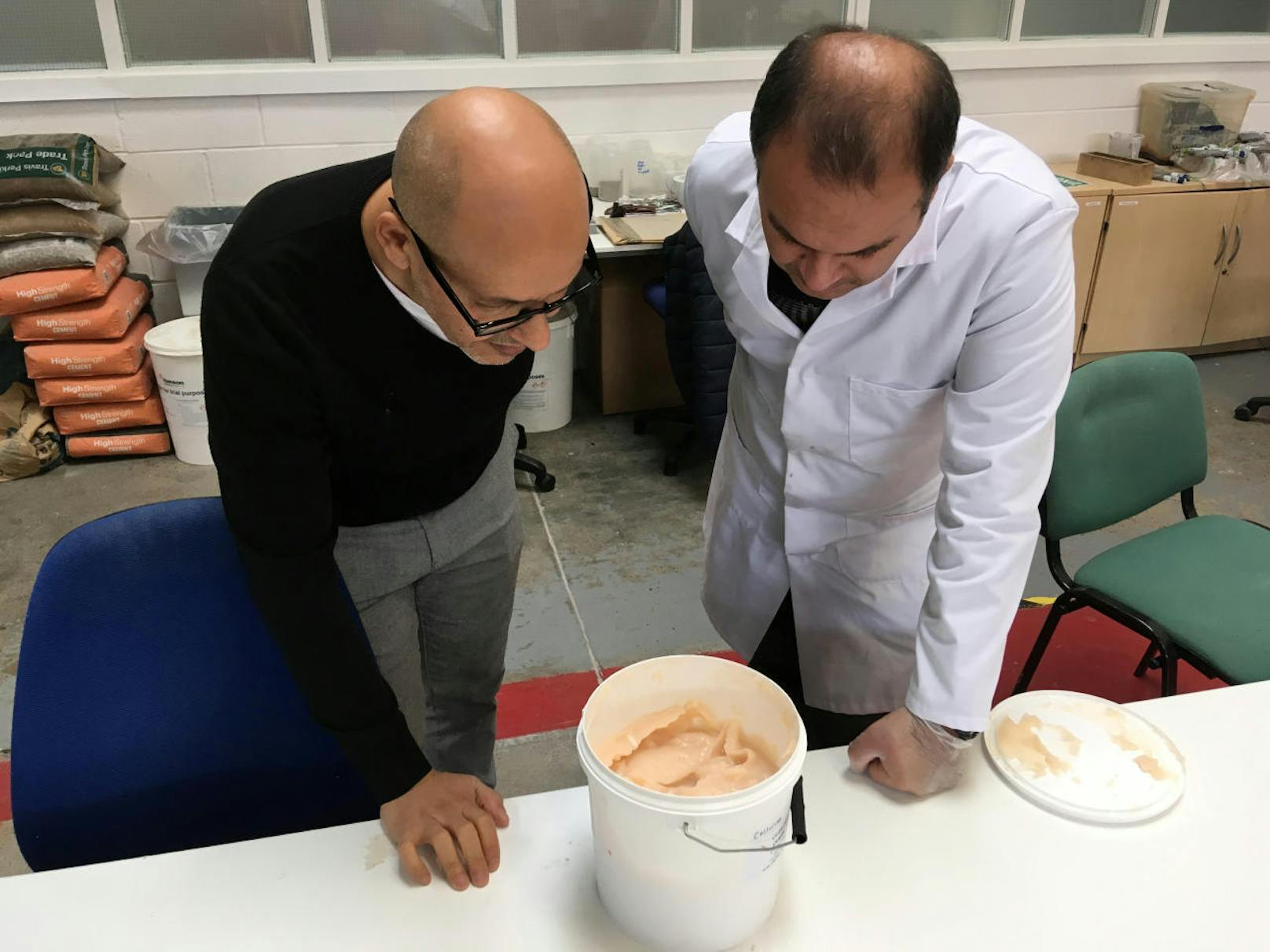 Die Forscher Mohamed Saafi (l.) und Hasan Hasan bei einer kritischen Begutachtung ihrer neuen Karotten-Beton-Mischung. Durch die Beigabe von Zellulose soll das Baumaterial ...