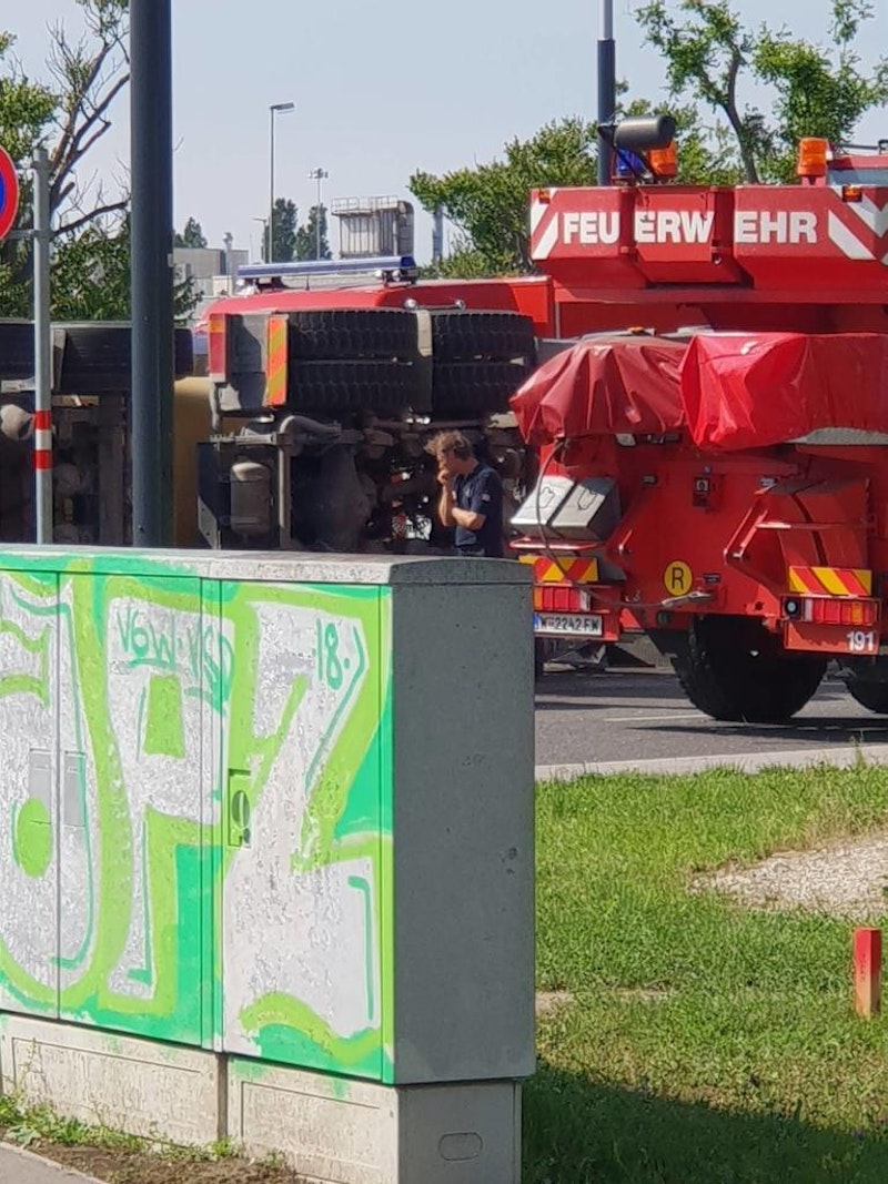 Auf der Groß-Enzersdorfer-Straße ist am Mittwoch ein Mischfahrzeug umgekippt. Glücklicherweise wurde niemand verletzt.