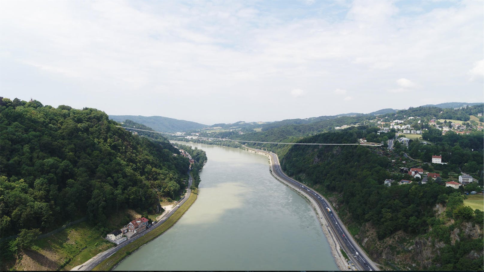 500 Meter lang und 110 Meter hoch. Die neue Hängebrücke in Linz hat es in sich.