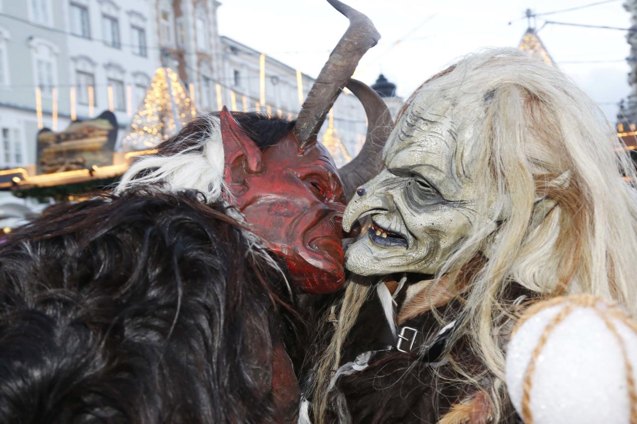 Ernst und Renate Aichinger sind seit fast 25 Jahren verheiratet. Im Verein sind sie als Krampus und Hexe unterwegs.
