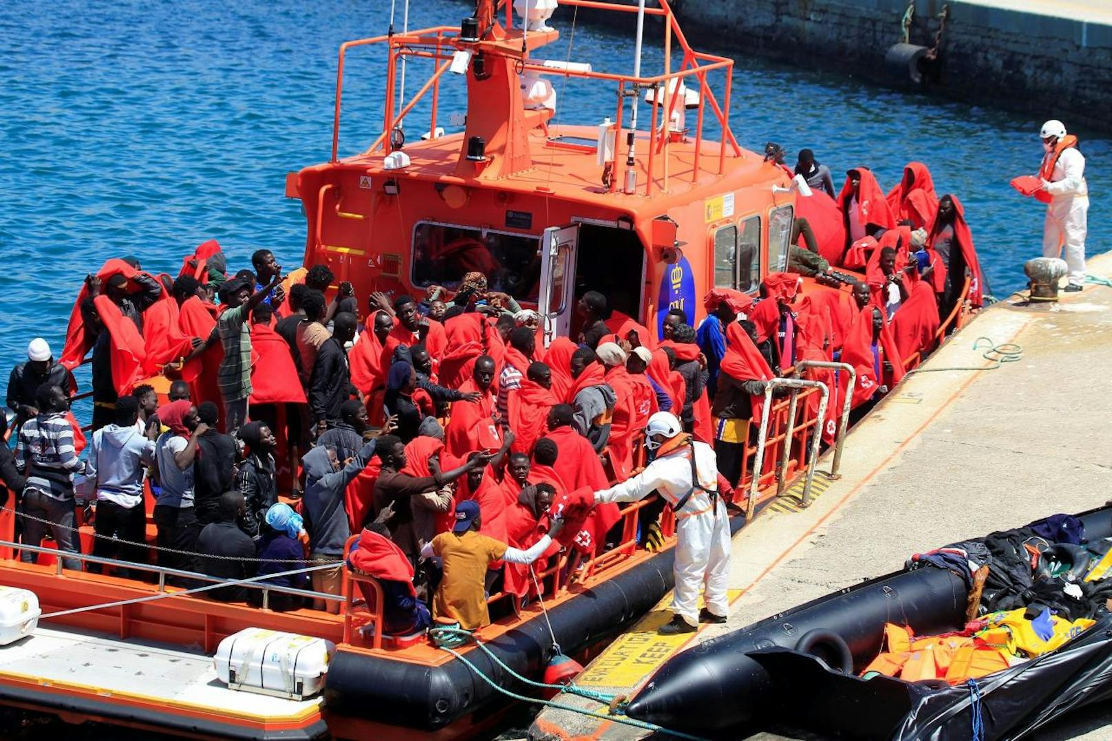 Die Menschen versuchten auf 30 Booten, die spanische Küste zu erreichen. Spanische Rettungskräfte ...