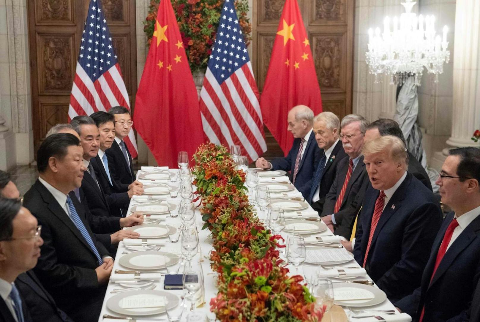 Xi Jinping und Donald Trump während des Arbeitsessens nach dem G-20-Gipfel in Buenos Aires am 1. Dezember 2018: <a href="https://www.heute.at/welt/news/story/G20-Gipfel-Argentinien-Trump-und-Xi-finden-im-Handelsstreit-vorlaeufige-Loesung-46726686" target="_blank">Beide wollen "etwas Gutes für China und die Vereinigten Staaten"</a>