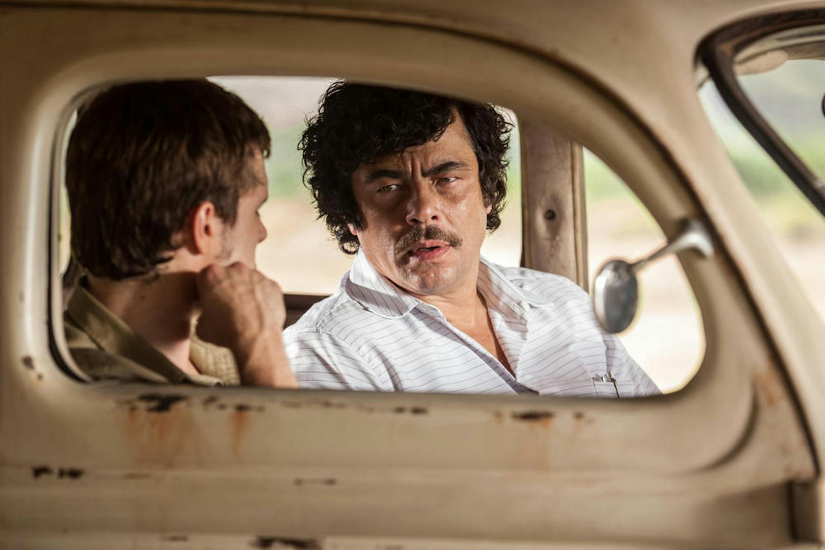 Benicio Del Toro (re.) als Pablo Escobar in "Escobar: Paradise Lost"