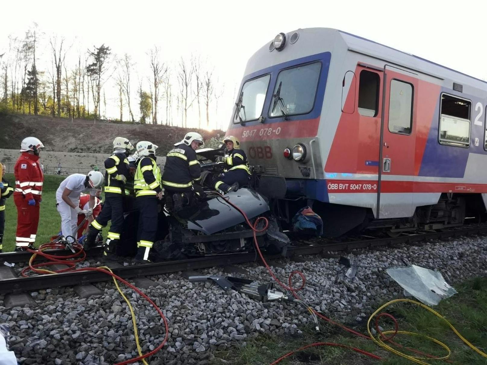 In Aurolzmünster (Bezirk Ried im Innkreis) wurde ein Pkw auf einem Bahnübergang von einem Zug erfasst. Die Lenkerin wurde dabei schwer verletzt.