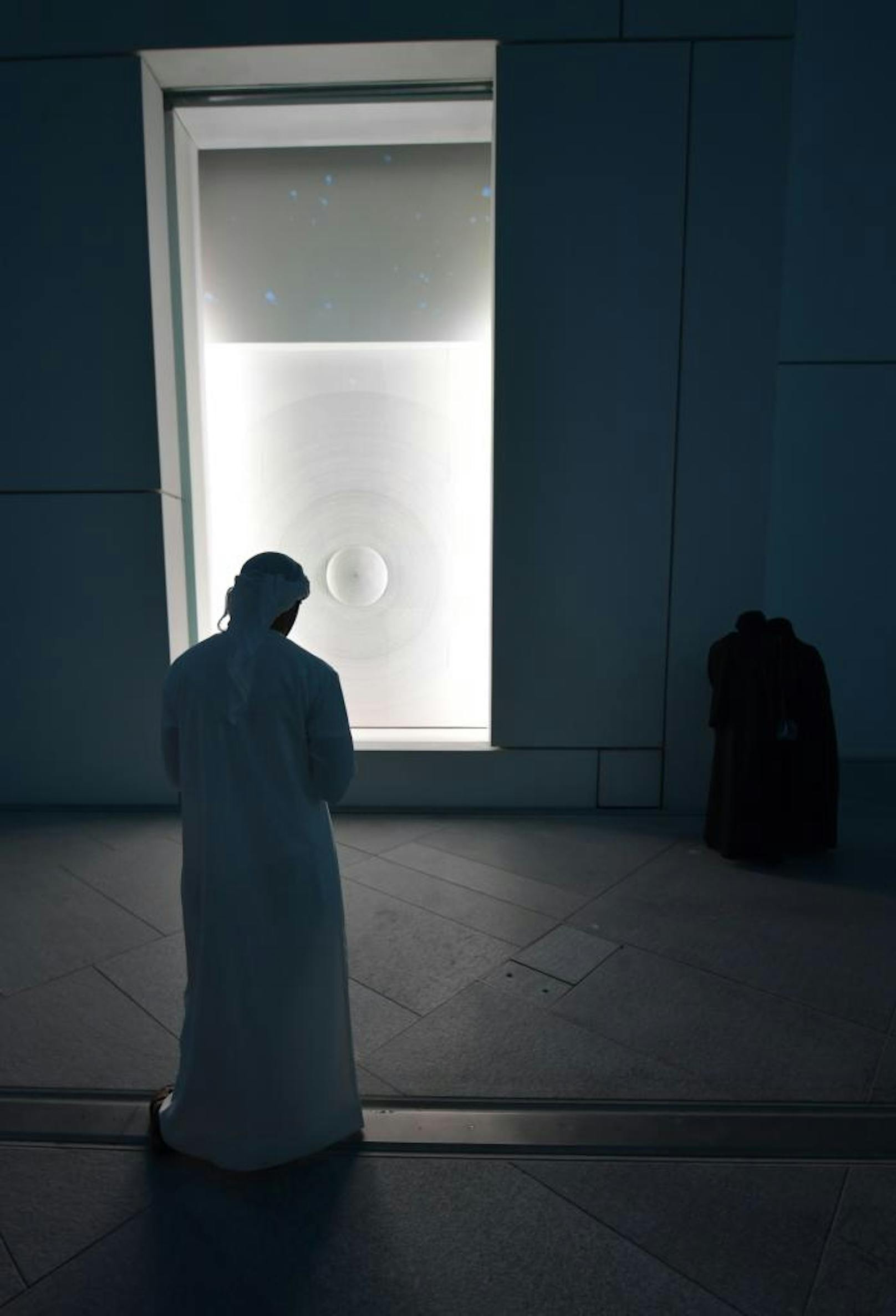 Ein Besucher begutachtet das Werk "Germination" des italienischen Künstlers Giuseppe Penone im Louvre Abu Dhabi Museum.