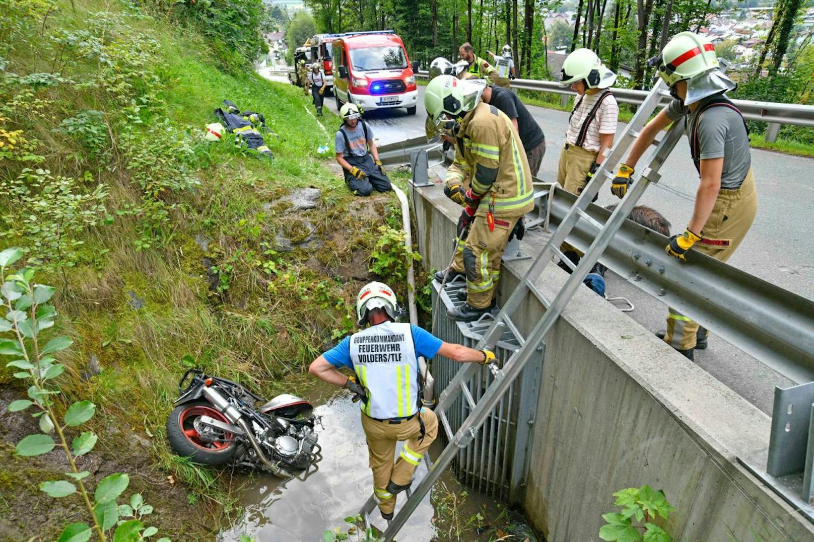 Ein 37-jähriger Motorradfahrer stürzte bei Volders aus noch unbekannter Ursache in ein Wasser-Auffangbecken. Ein Radfahrer sah den Unfall und rettete ihn. 