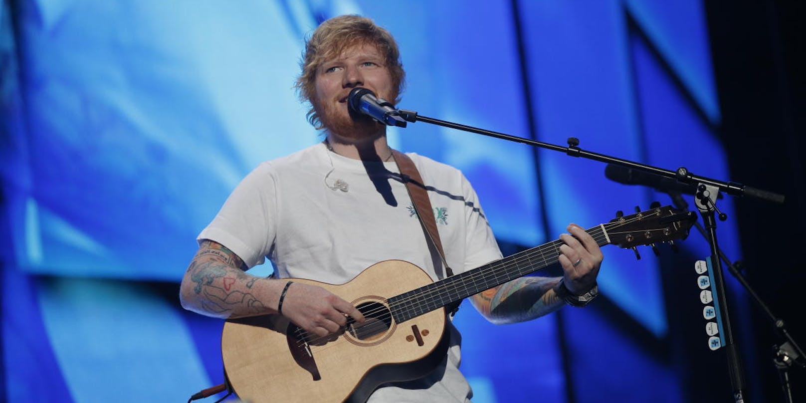 Heute ist <strong>Ed Sheeran</strong> ein gefeierter Superstar, doch seine Anfänge als Sänger möchte er am liebsten vor der Öffentlichkeit geheim halten.