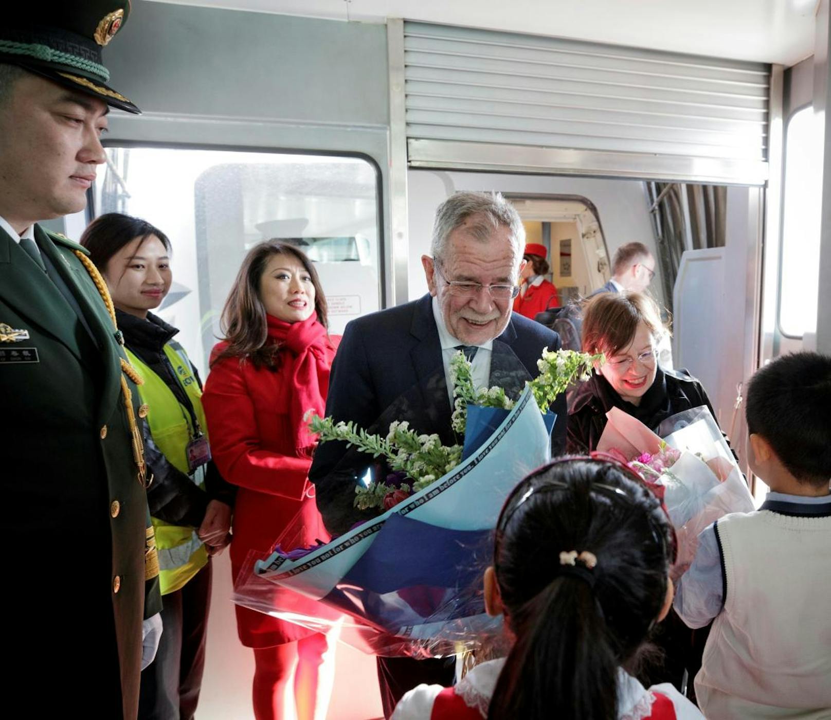 <b>Tag 1:</b> Des größten Staatsbesuchs in der Geschichte der Republik. Bundespräsident Alexander Van der Bellen bei seiner Ankunft in China (7. April 2018)