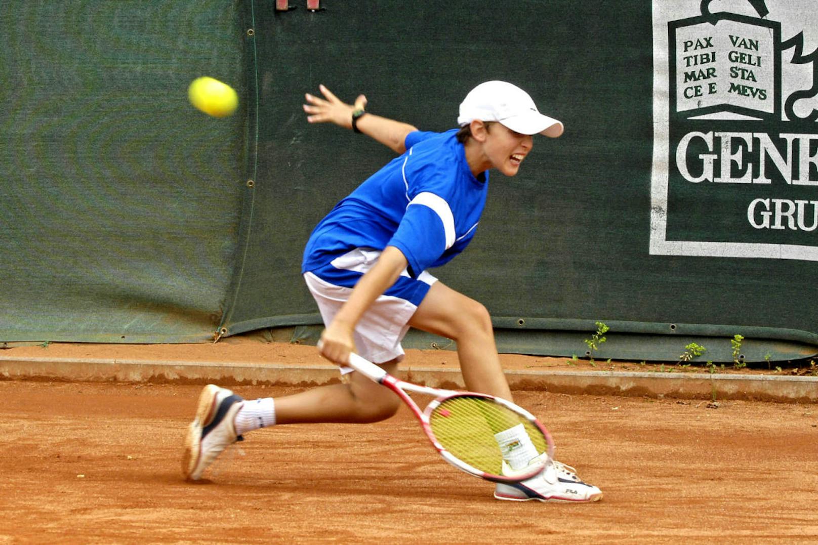 Dominic Thiem wurde am 3. September 1993 in Wiener Neustadt geboren. Seine Eltern Wolfgang und Karin sind Tennislehrer. Früh schlägt er Bälle gegen die Hausmauer. Das Bild zeigt ihn 2006 beim Generali Bambini Cup.