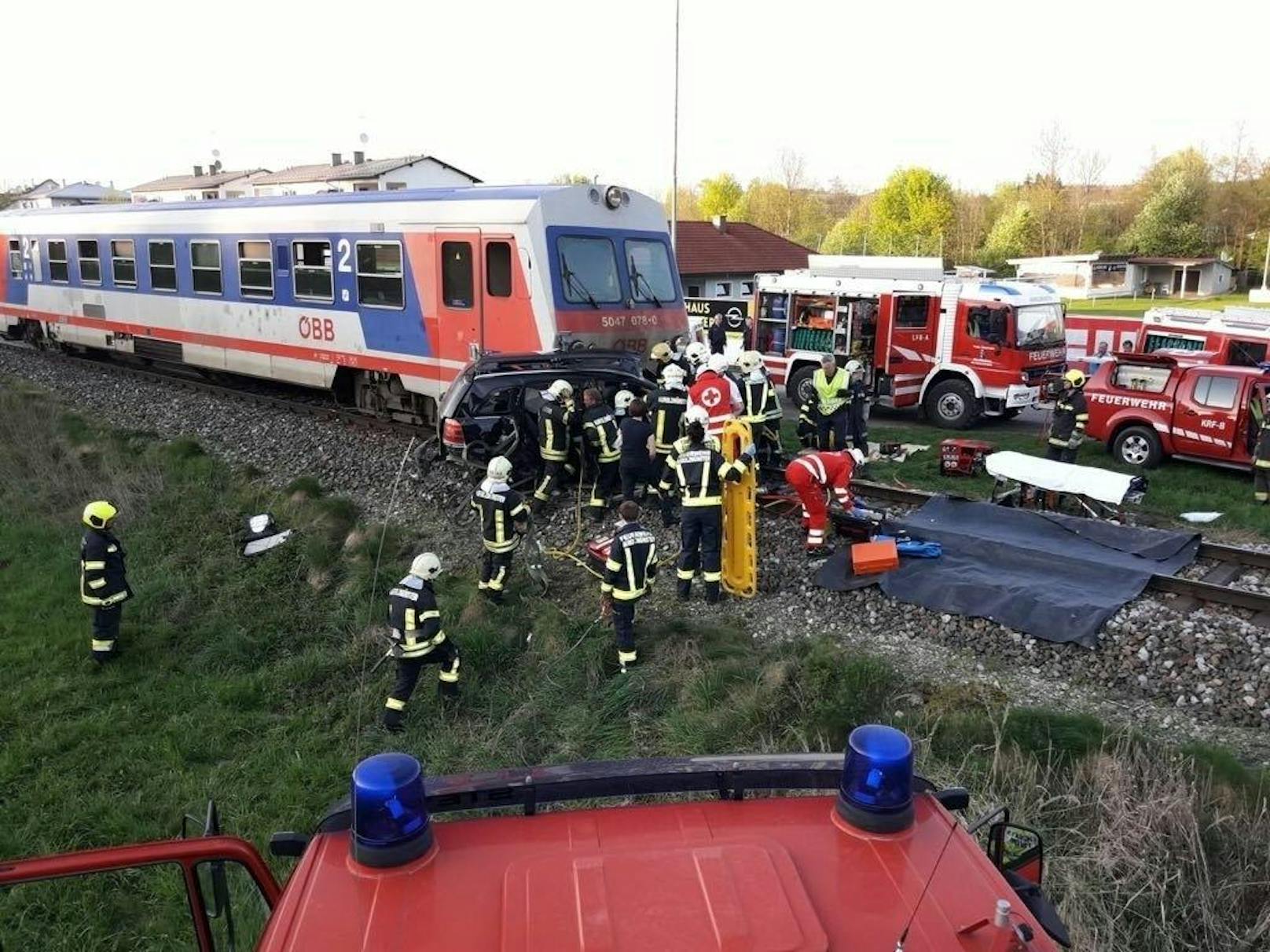In Aurolzmünster (Bezirk Ried im Innkreis) wurde ein Pkw auf einem Bahnübergang von einem Zug erfasst. Die Lenkerin wurde dabei schwer verletzt.