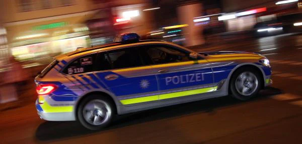 Einsatzwagen der Polizei bei einem Einsatz in M�nchen am Abend, Bayern, Deutschland *** Racing car of the police on a mission in Munich on the night of Bavaria Germany  