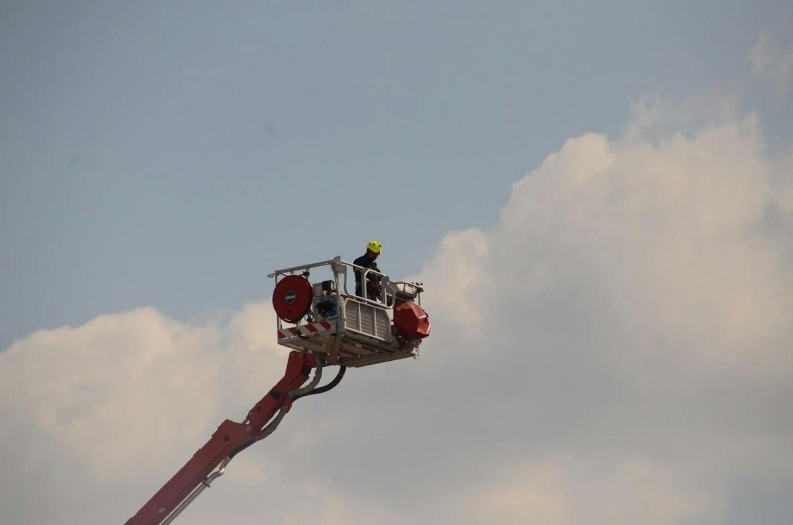 Die höchste Alarmstufe wurde ausgerufen, mehrere Feuerwehren stehen im Einsatz.