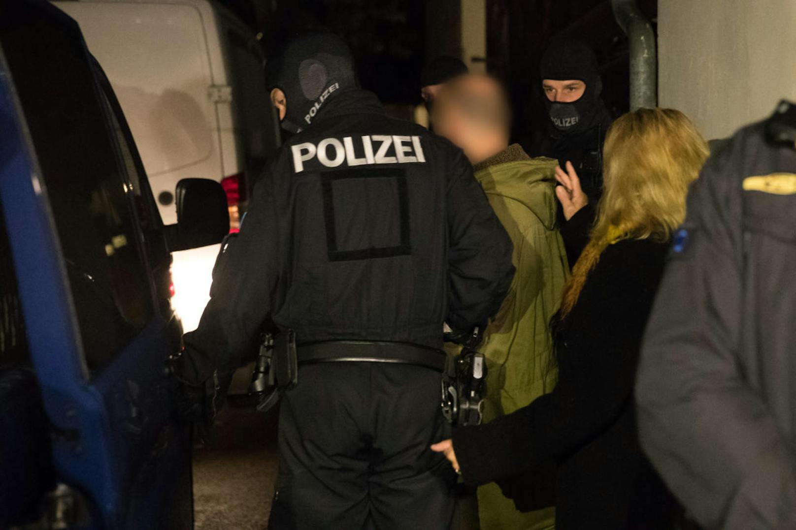 Die Polizei hat mehrere Personen aus der "Reichsbürger"-Szene festgenommen.