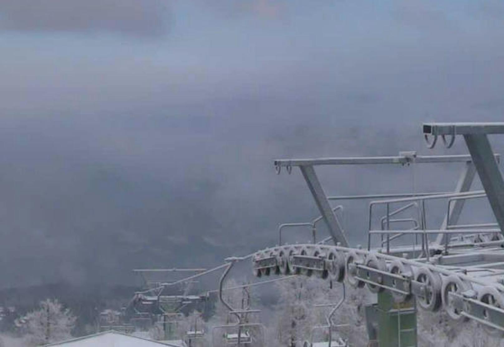 Auf den Bergen liegt ebenfalls Schnee. Ende November, Anfang Dezember sperren die meisten Skigebiete auf. Hier die Bergstation Hössexpress. (Foto: Bergfex)