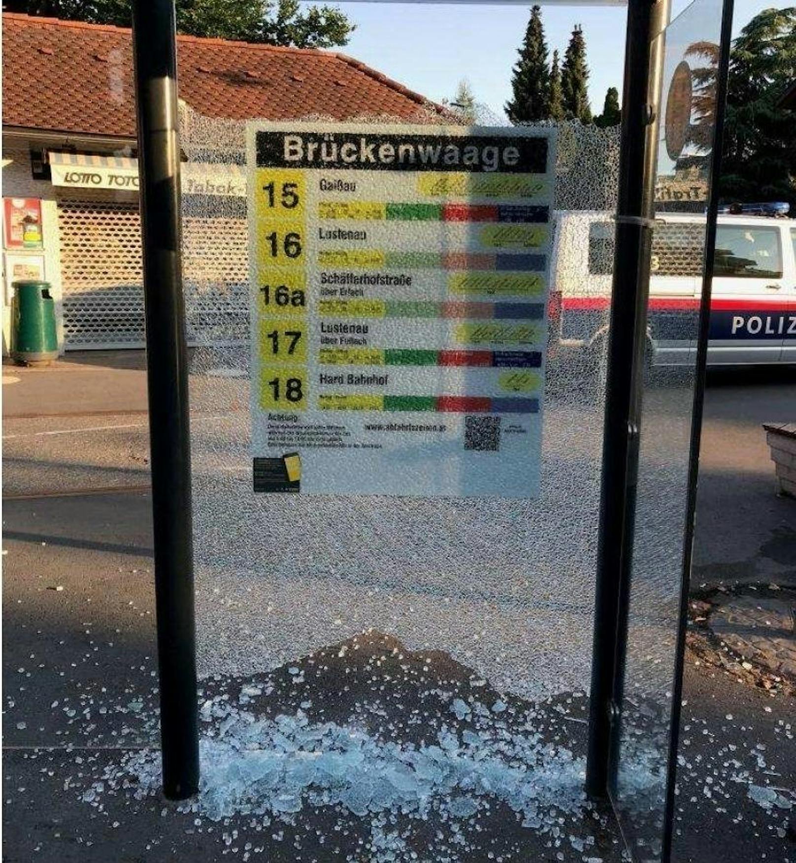 Die Täter beschädigten mehrere Bushaltestellen in Vorarlberg