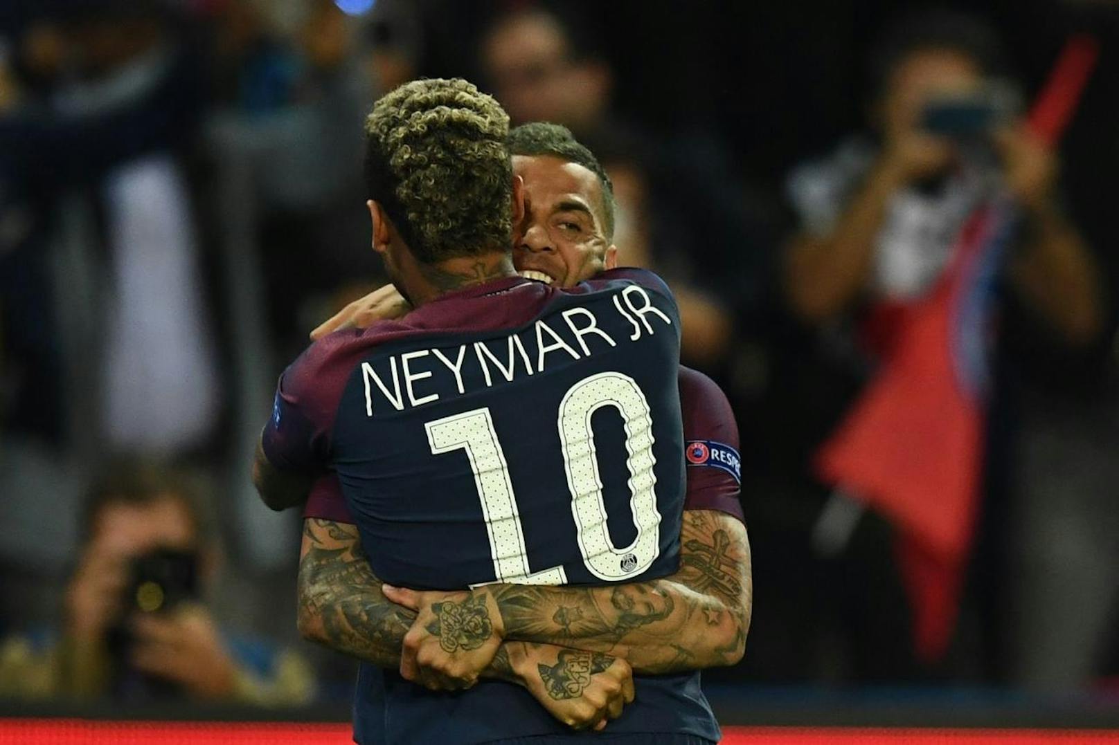 Neymar und Alves jubeln über das frühe 1:0