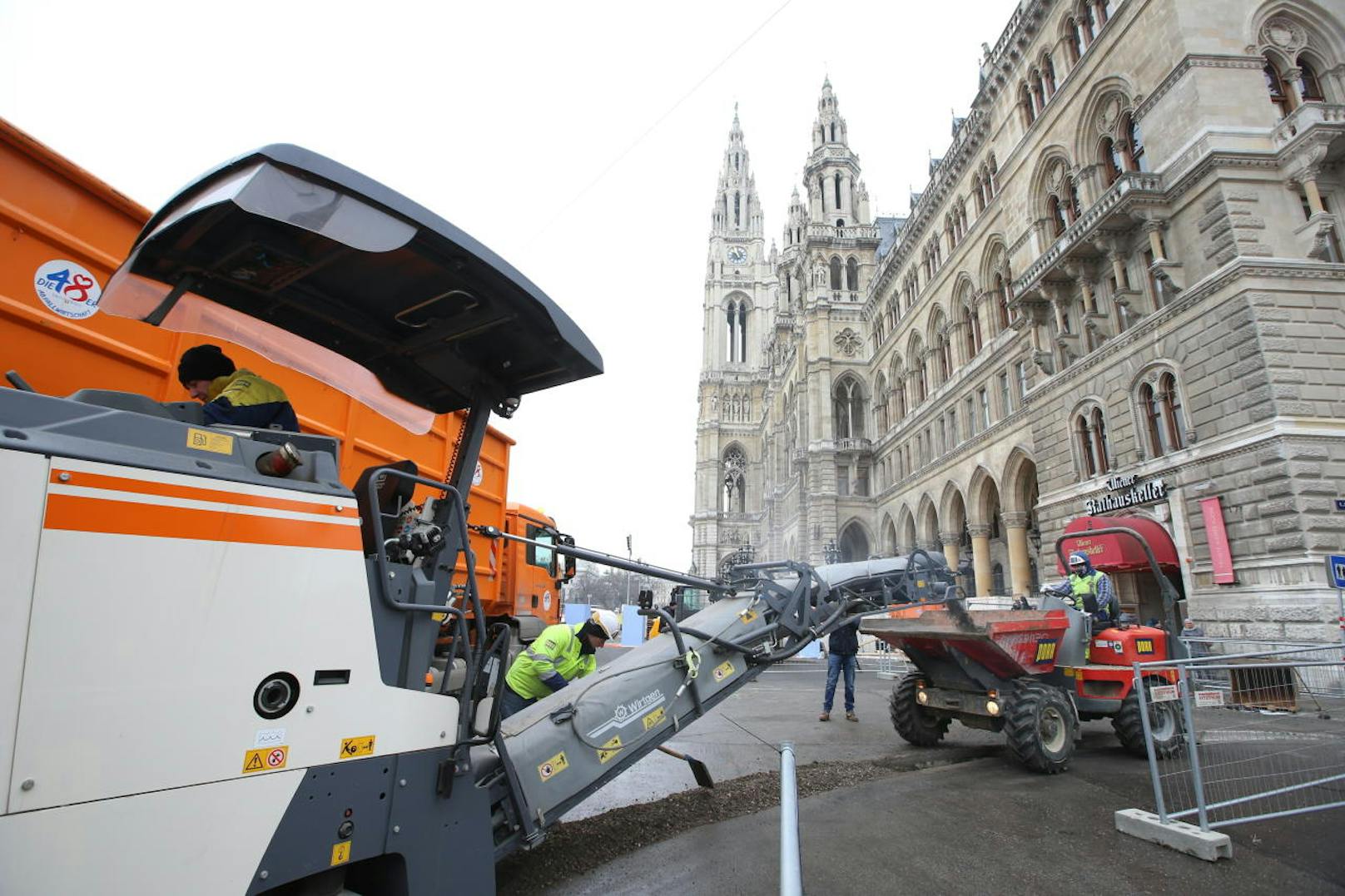 Am Montag begannen die Bauarbeiten für die fixen Anti-Terror-Boller beim Wiener Rathausplatz.