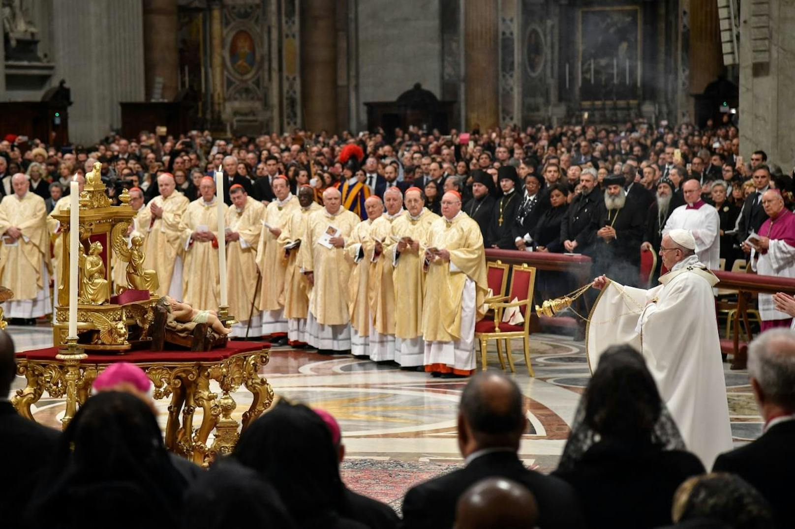 Bei der Christmette hatte Papst Franziskus zu "Nächstenliebe" und "Gastfreundschaft" aufgerufen.