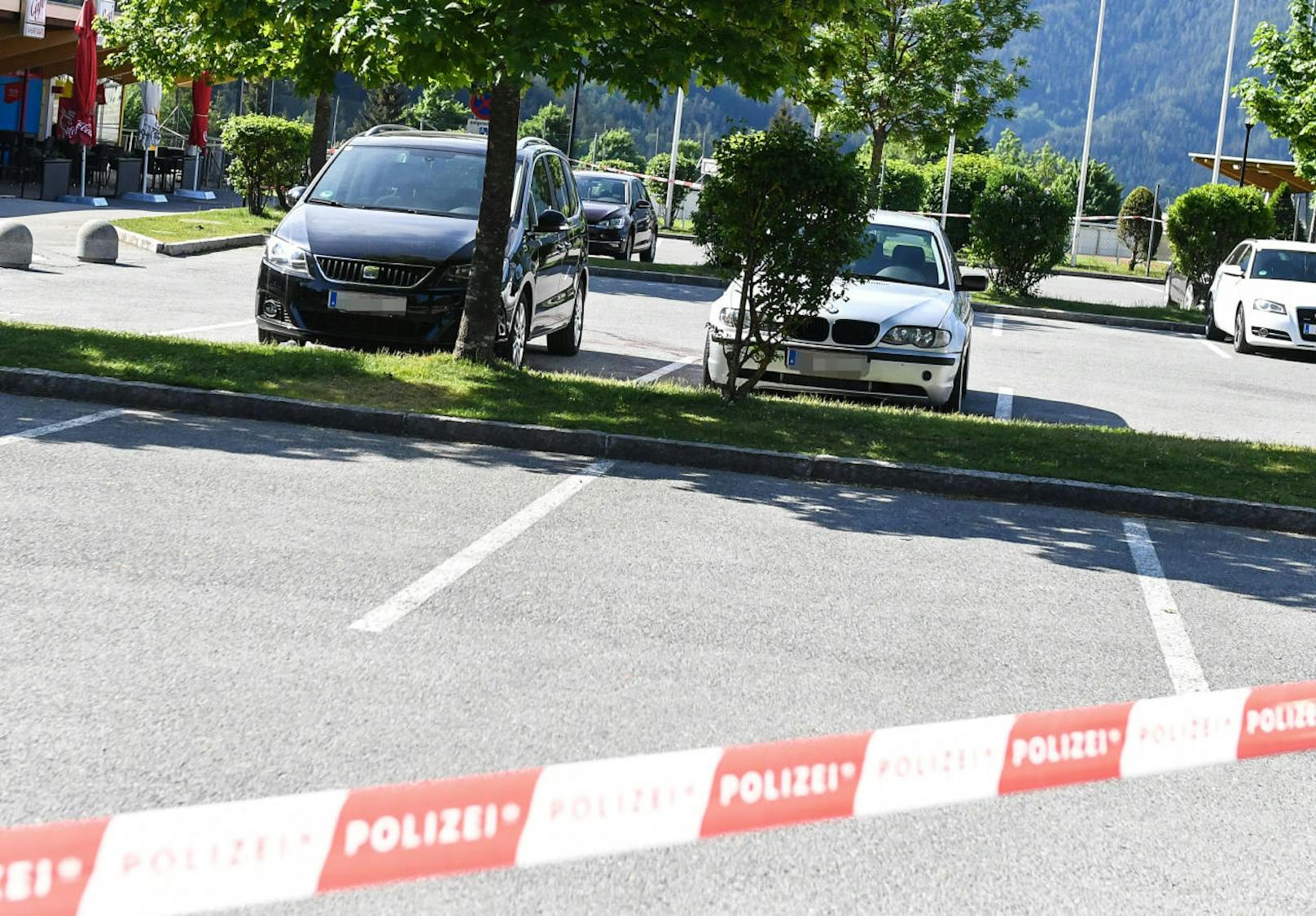 Am Sonntag ist es gegen 05.20 Uhr in Imst (Triol) am Parkplatz des Sportzentrums zu einer vorerst verbalen Auseinandersetzung zwischen sieben Jugendlichen im Alter von 17 bis 21 Jahren gekommen. Sie endete für einen 17-Jährigen tödlich.