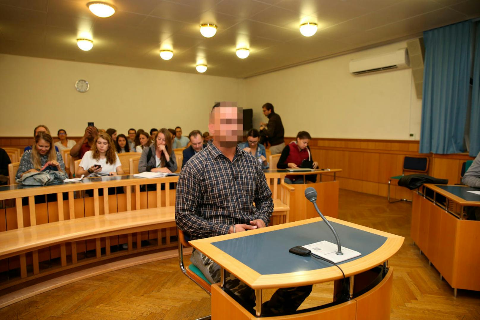 Der 25-jährige Angeklagte im Gerichtssaal. Er wurde wegen Vergewaltigung einer 15-Jährigen von einem Wiener Gericht zu zwölf Jahren Haft (nicht rechtskräftig) verurteilt.